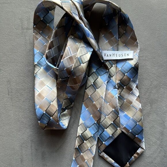 VanHeusen Geometric Tie! - Picture 3 of 6